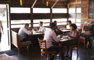 Transações presenciais em restaurantes cresceram 90%, aponta estudo da Visa